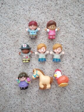 8 Little People Toy Figurines